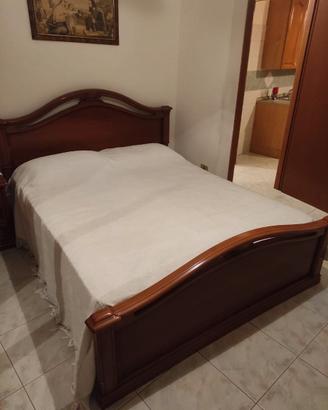 Letto matrimoniale classico in legno con comodino