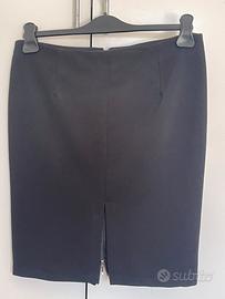 Gonna nera con spacco davanti e cerniera dietro