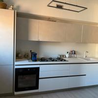 Cucina stosa pari al nuovo