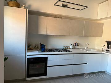 Cucina stosa pari al nuovo