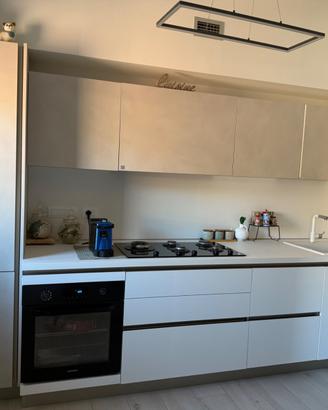 Cucina stosa pari al nuovo