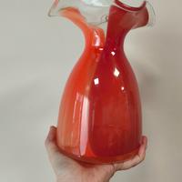 Vaso in vetro colorato su arancione 