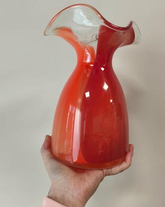Vaso in vetro colorato su arancione 