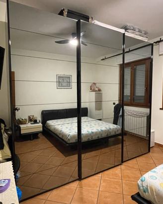 Camera Poliform con letto Pozzoli e specchi