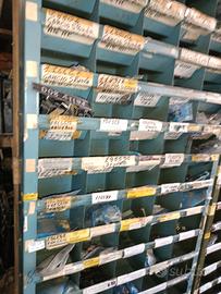 18 scaffali di ricambi Piaggio vespa e scooter