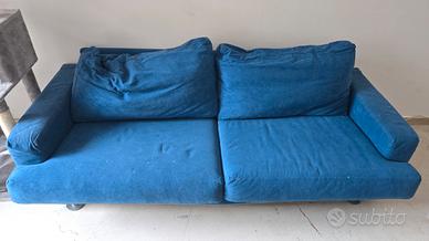 divano in velluto 2 posti blu - prezzo trattabile 