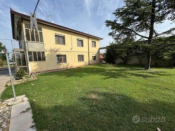 Casa indipendente di 466 m² con più di 5 locali a 