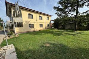 Casa indipendente di 466 m² con più di 5 locali a 