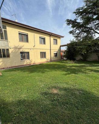 Casa indipendente di 466 m² con più di 5 locali a 
