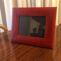 Cornice in pelle rossa