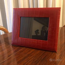 Cornice in pelle rossa