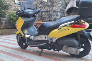 Moto (scooter)Yamaha X-MAX 250