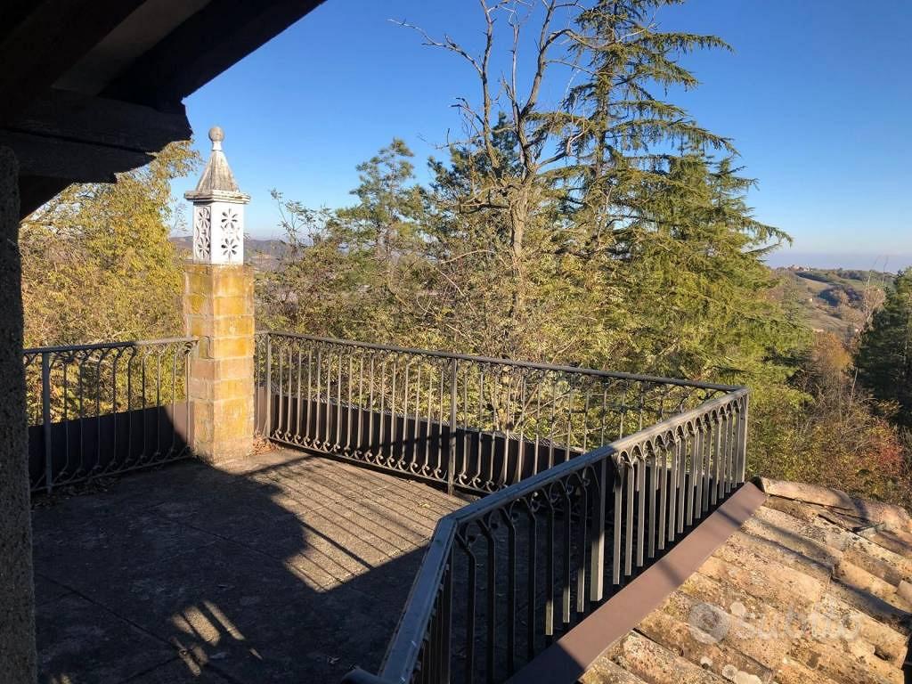 Rustico / Casale di 135 m² con più di 5 locali a F - Vista 2