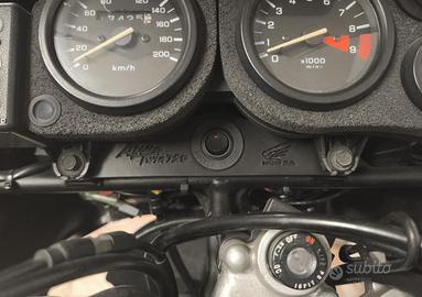 Africa Twin 750 RD07 - Supporto USB e voltmetro