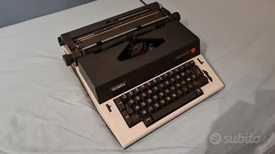 Macchina da scrivere elettrica  Olympia