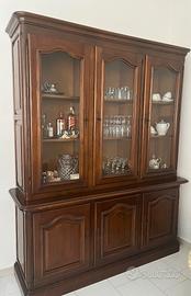 Credenza in legno massello color noce con vetrina