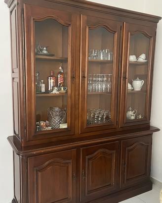 Credenza in legno massello color noce con vetrina