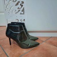 Stivaletti in vernice e tacco a spillo 