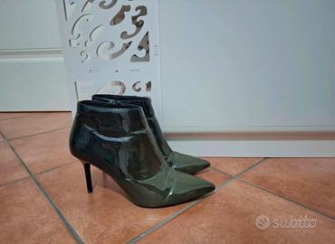 Stivaletti in vernice e tacco a spillo 