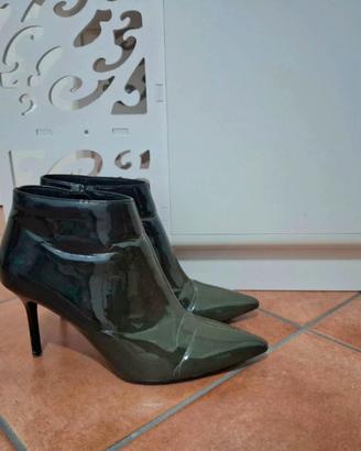 Stivaletti in vernice e tacco a spillo 