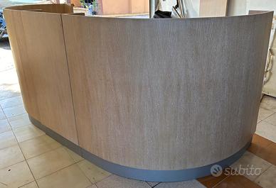 Reception curva modulare in legno con ripiano in