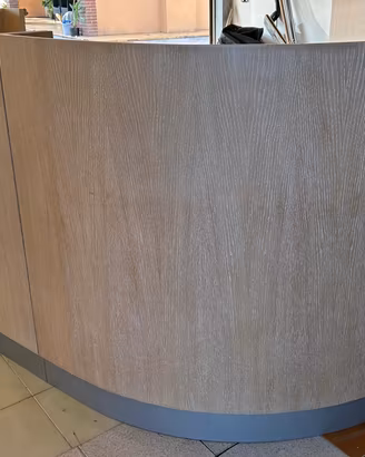 Reception curva modulare in legno con ripiano in