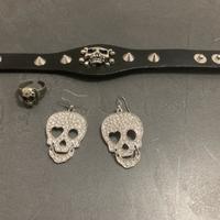 Bracciale orecchini e anello con teschio