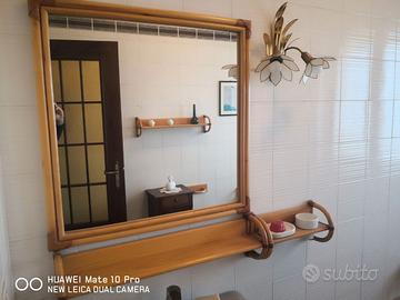 Specchiera, mensole e kit accessori bagno in bambu