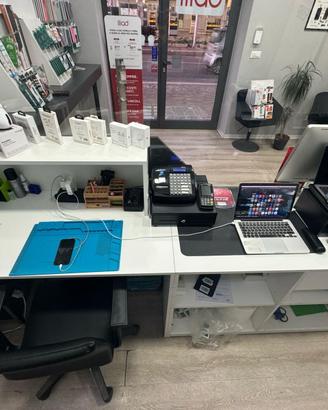 Arredo completo per negozio di telefonia