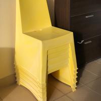 sedie in plastica in colore giallo