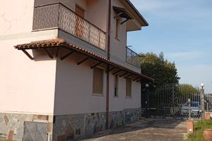 Appartamento su 2 livelli con giardino, dependance