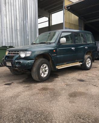 Disponibili ricambi Mitsubishi Pajero Targhet .