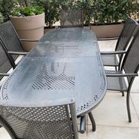 Tavolo e sedie da giardino in metallo