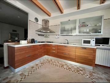 CUCINA DOIMO IN LEGNO (293x210 cm) + COLONNA 120 c