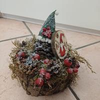 Centrotavola natalizio con pigne e bacche