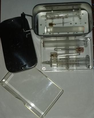 bollitore e scatola con siringhe originali