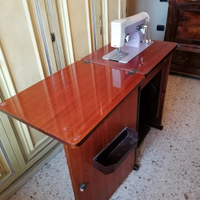 Macchina da cucire con mobiletto