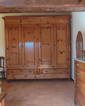 Armadio molto bello in legno