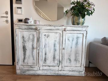 Credenza vintage in legno a tre ante