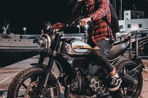 DUCATI SCRAMBLER 800 BRAT STYLE
