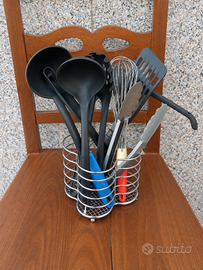 Porta utensili da cucina in metallo con utensili