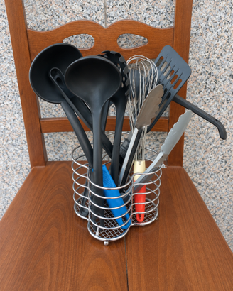 Porta utensili da cucina in metallo con utensili