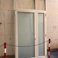 Infisso in alluminio con porta