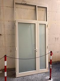 Infisso in alluminio con porta