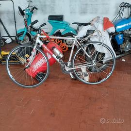 Bici da corsa lievemente da sistemare