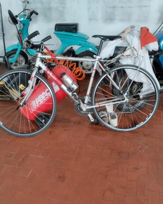 Bici da corsa lievemente da sistemare