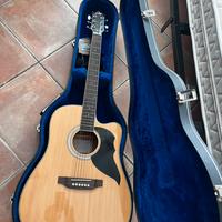 chitarra con acordatore eletrico integrato