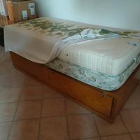 letto in legno di castagno e materassi