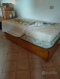 letto in legno di castagno e materassi