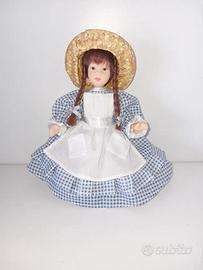 Bambolina vintage in ceramica e stoffa